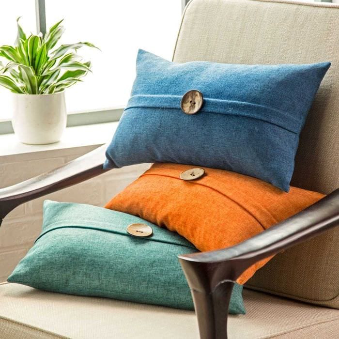 вариант современных декоративных подушек в дизайне спальни