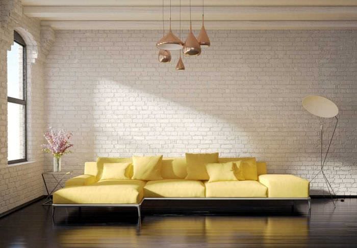 вариант необычного дизайна комнаты с диваном