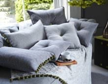 идея оригинальных декоративных подушек в дизайне гостиной картинка