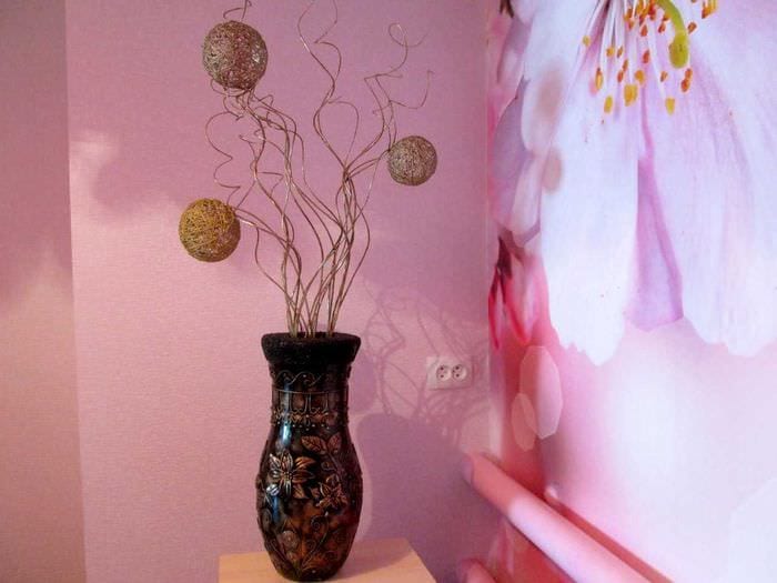 идея яркого интерьера вазы с декоративными ветками