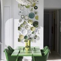 идея необычного дизайна гостиной с декоративными тарелками на стену фото