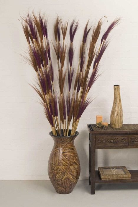 идея красивого интерьера вазы с декоративными цветами