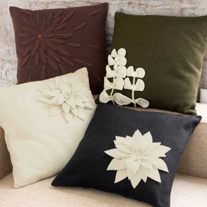 идея красивых декоративных подушек в дизайне спальни