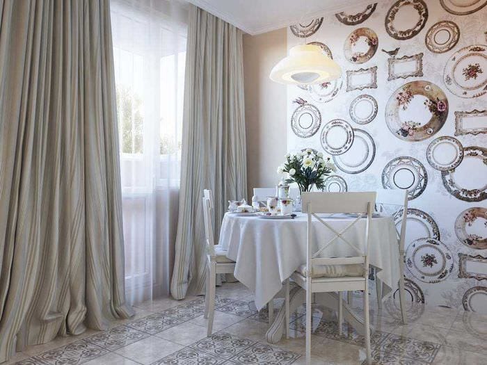 идея красивого интерьера гостиной с декоративными тарелками на стену
