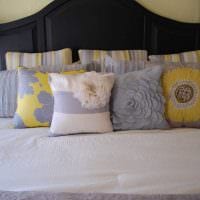 вариант оригинальных декоративных подушек в стиле гостиной фото