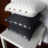 идея необычных декоративных подушек в интерьере спальни картинка