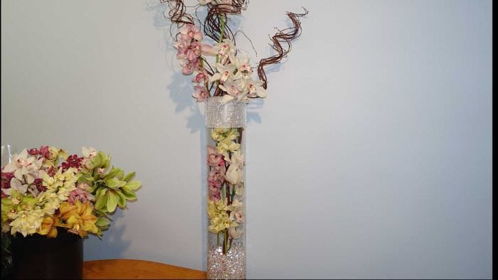 идея яркого декора напольной вазы с декоративными ветками