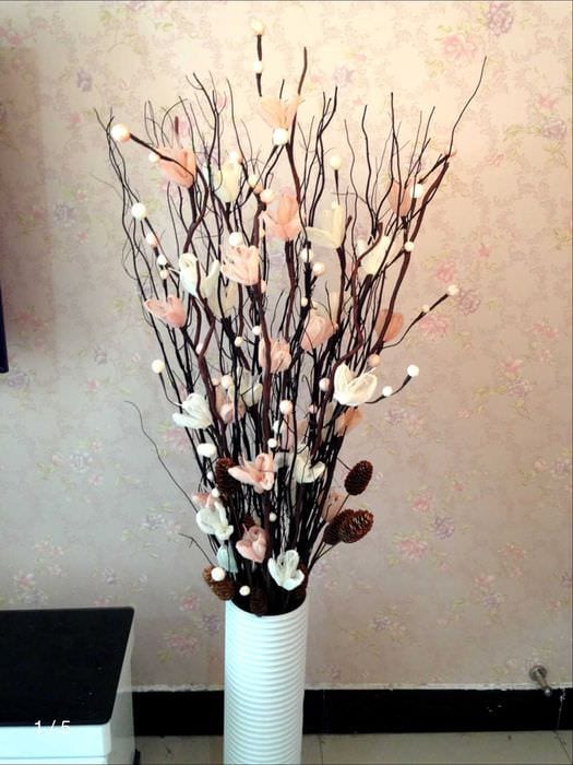 вариант оригинального декора вазы с декоративными ветками