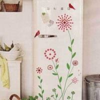вариант красивого оформления холодильника на кухне картинка