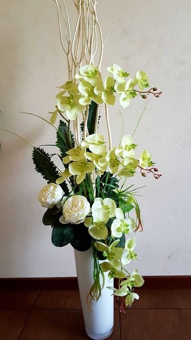 идея яркого декора вазы с декоративными цветами