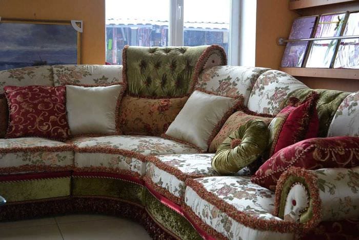 идея красивых декоративных подушек в интерьере спальни