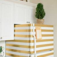 идея необычного декорирования холодильника на кухне картинка