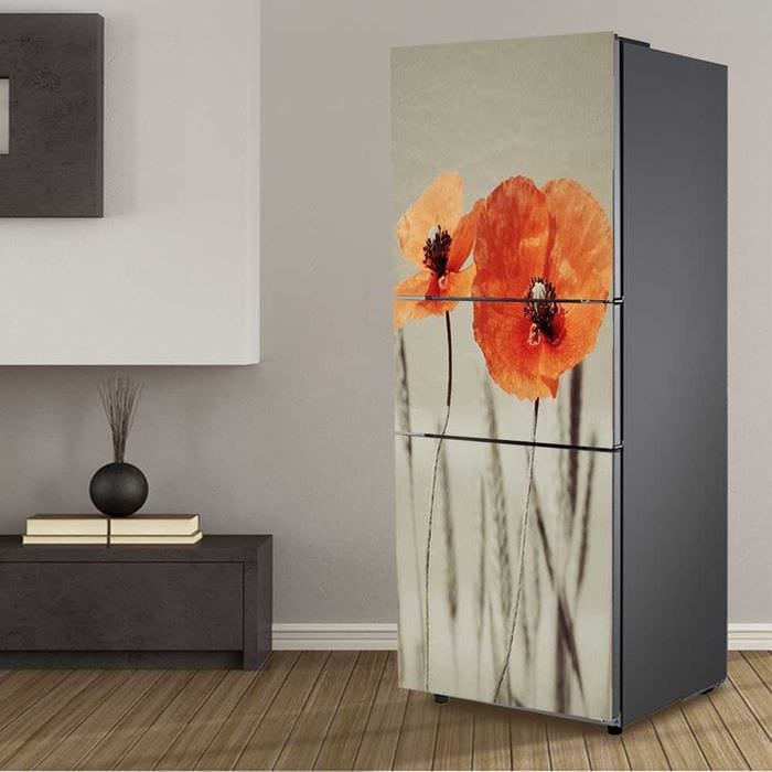 идея яркого декорирования холодильника на кухне