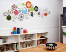 идея красивого оформления гостиной с декоративными тарелками на стену фото