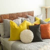 идея красивых декоративных подушек в интерьере гостиной картинка