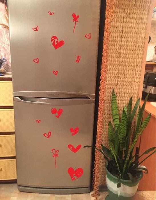 вариант необычного декорирования холодильника