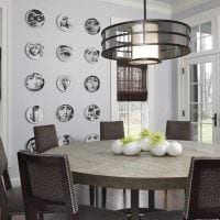 идея красивого интерьера комнаты с декоративными тарелками на стену фото