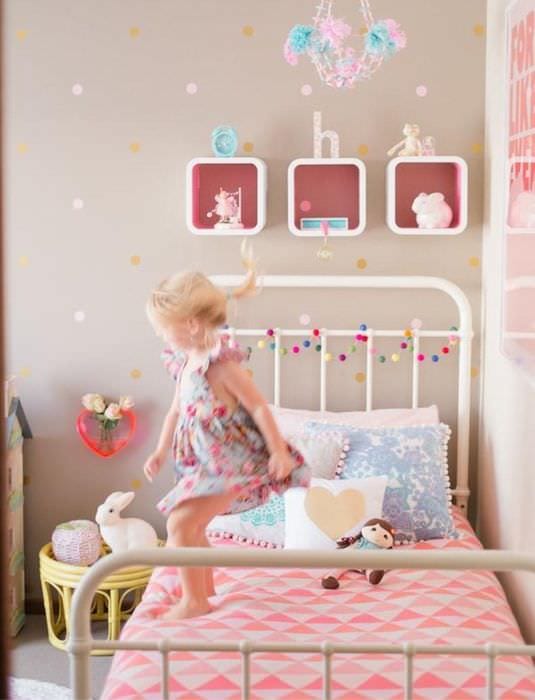 вариант необычного интерьера детской комнаты для девочки