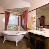 вариант необычного стиля ванной комнаты с окном фото