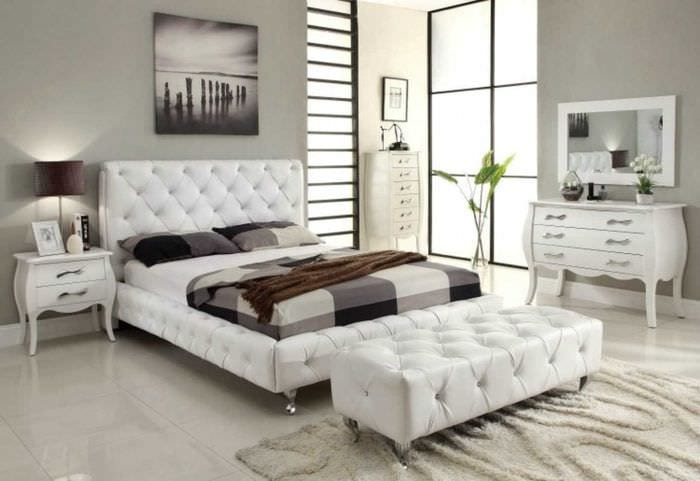вариант современного интерьера спальни в белом цвете