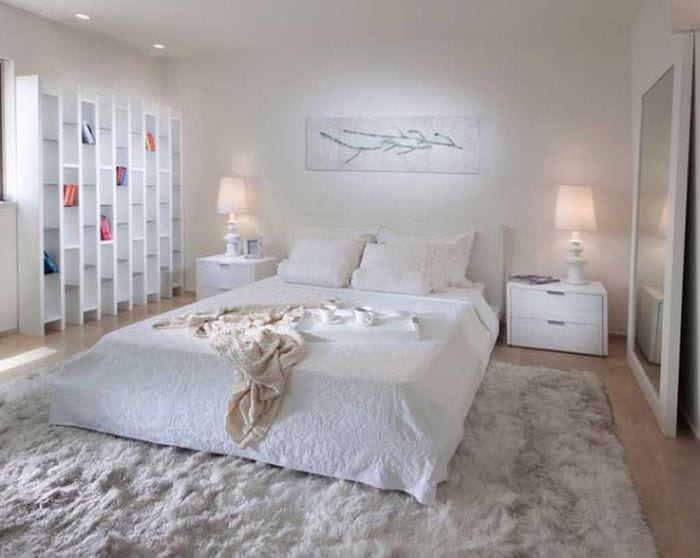 идея яркого дизайна белой спальни