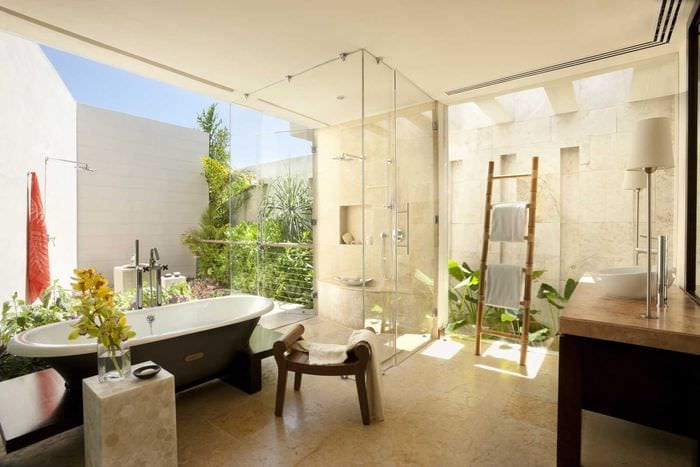 идея яркого дизайна ванной с окном