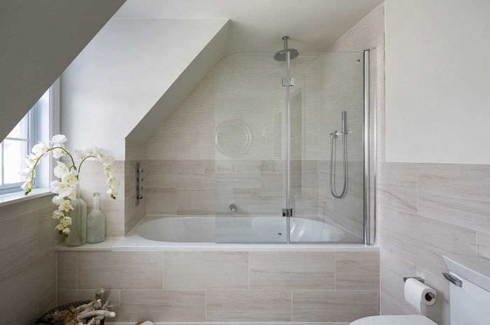 идея красивого интерьера большой ванной комнаты