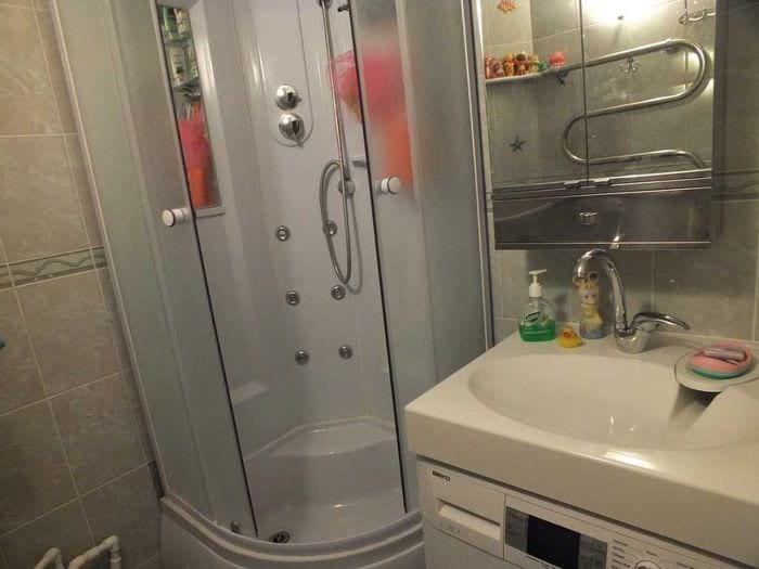 идея яркого стиля ванной комнаты 3 кв.м