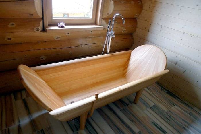 вариант красивого интерьера ванной в деревянном доме