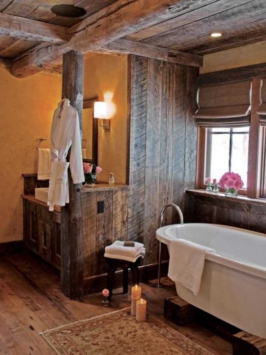 вариант яркого интерьера ванной в деревянном доме