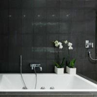 идея красивого интерьера ванной комнаты в черно-белых тонах фото