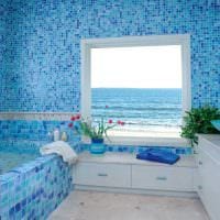 вариант красивого дизайна ванной комнаты с окном фото