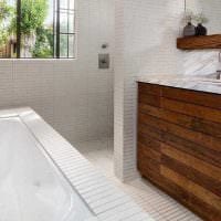вариант яркого дизайна ванной комнаты в деревянном доме фото