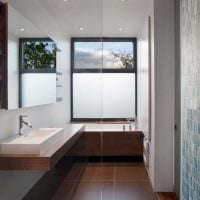 идея яркого дизайна ванной с окном фото