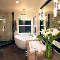 идея современного интерьера ванной комнаты с окном картинка