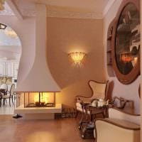 пример светлого декора гостиной комнаты с камином картинка