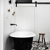 вариант красивого интерьера ванной комнаты в черно-белых тонах фото