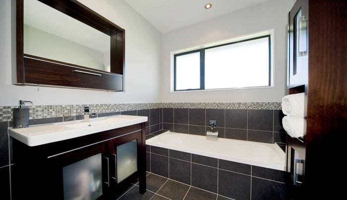 идея яркого интерьера ванной комнаты с окном