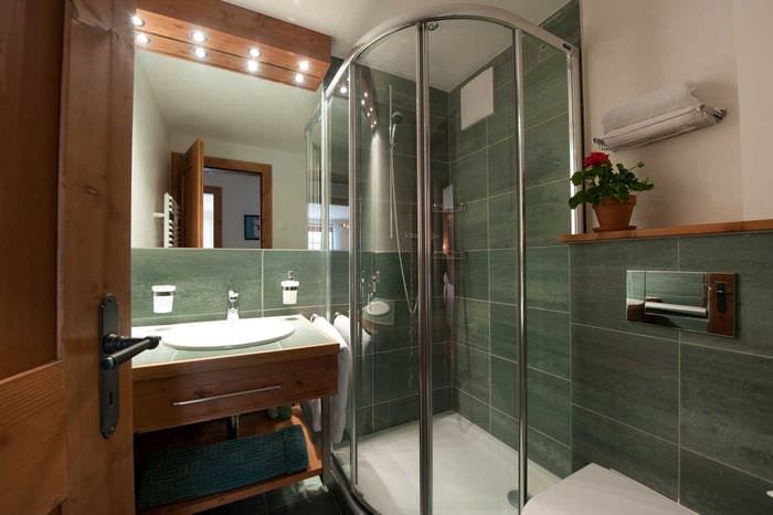 идея необычного интерьера большой ванной комнаты