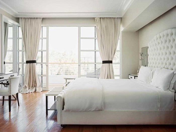 идея необычного интерьера белой спальни