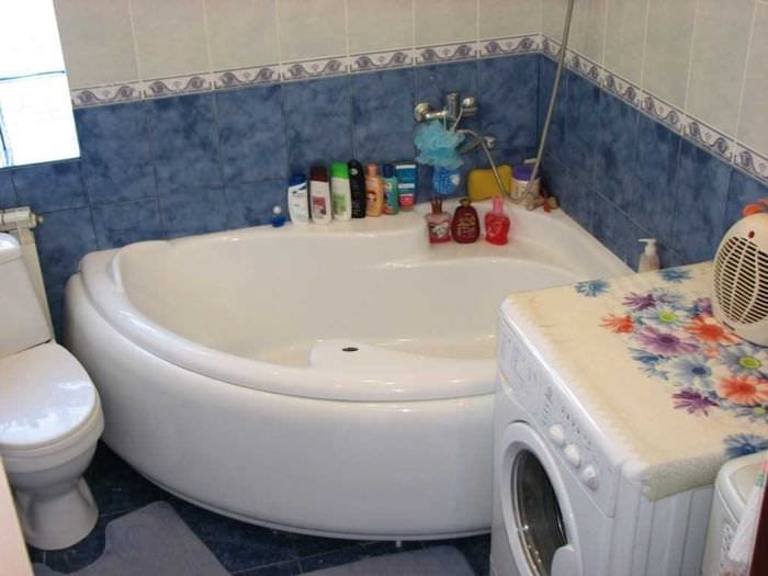 вариант современного интерьера ванной комнаты с угловой ванной