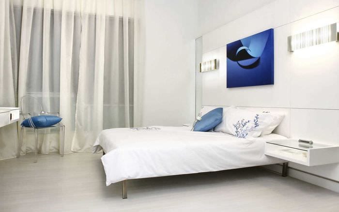 идея яркого интерьера спальни в белом цвете