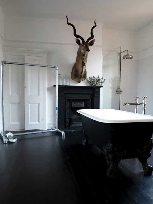 идея необычного интерьера ванной в черно-белых тонах