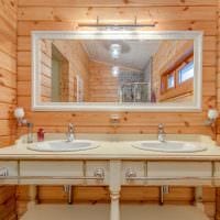 идея красивого стиля ванной комнаты в деревянном доме фото