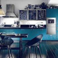 вариант применения яркого голубого цвета в дизайне квартиры фото