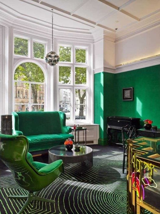идея использования зеленого цвета в необычном интерьере комнаты