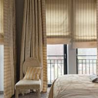 идея светлого интерьера гостиной с римскими шторами картинка