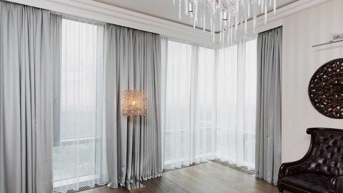 пример применения современных штор в светлом декоре комнате