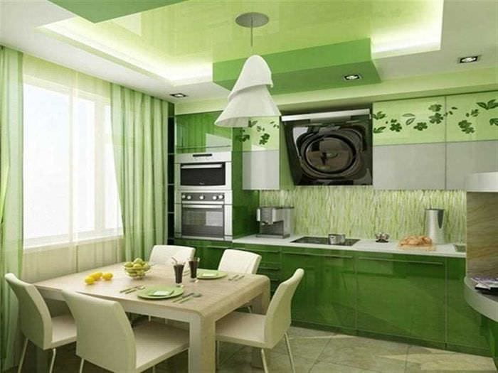 пример применения зеленого цвета в светлом интерьере комнаты