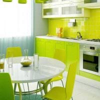 идея применения зеленого цвета в ярком декоре комнаты картинка
